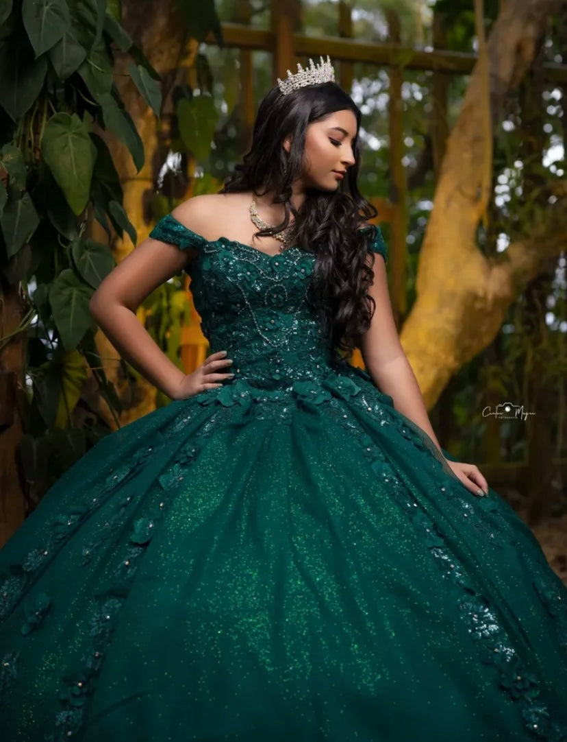 Verde Esmeralda con Flores Verdes y Cola