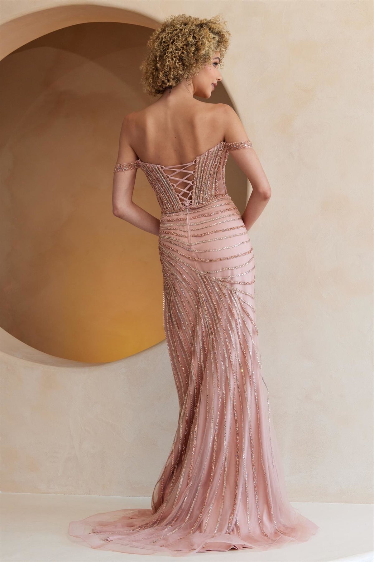 LF202 Alquiler $185.00/Venta $395.00 talla M